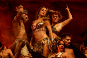 Karol G en Coachella 2026 la noche en que la moda, la música y la identidad se convirtieron en historia