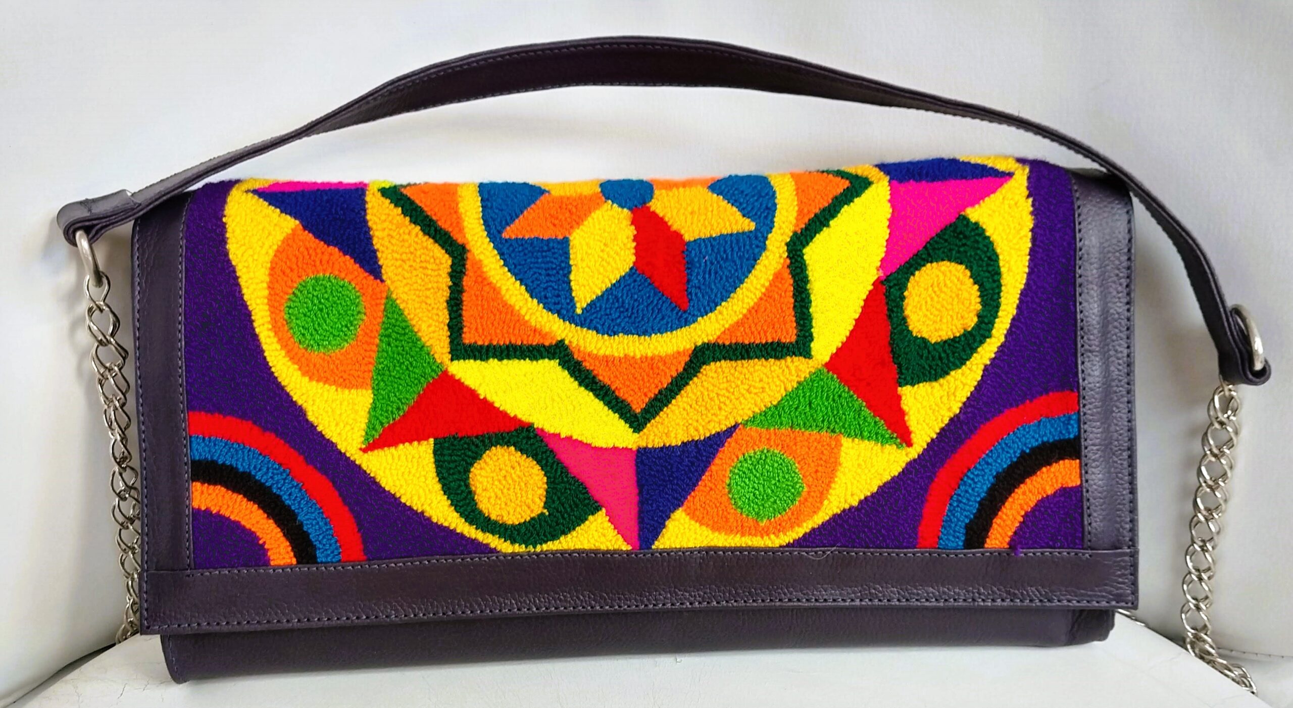 Cloutch de Cuero Vacuno con Tapiz Wayuu Artesanal