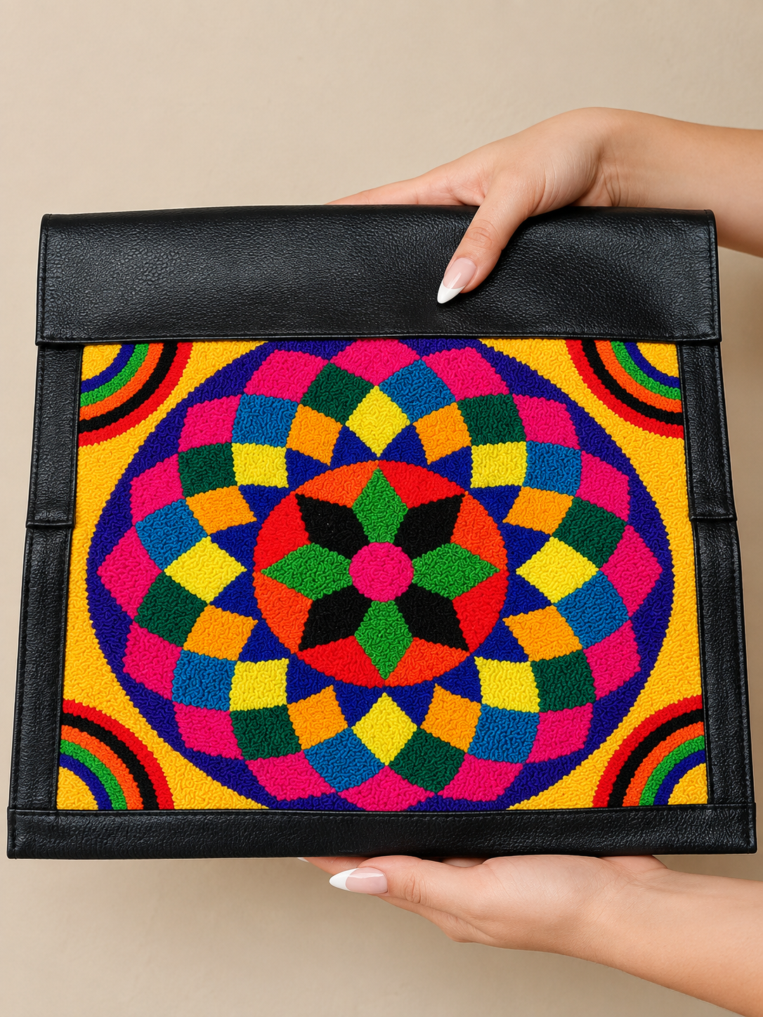 Bolso en Cuero Vacuno con Tapizado Wayuu - Imagen 2