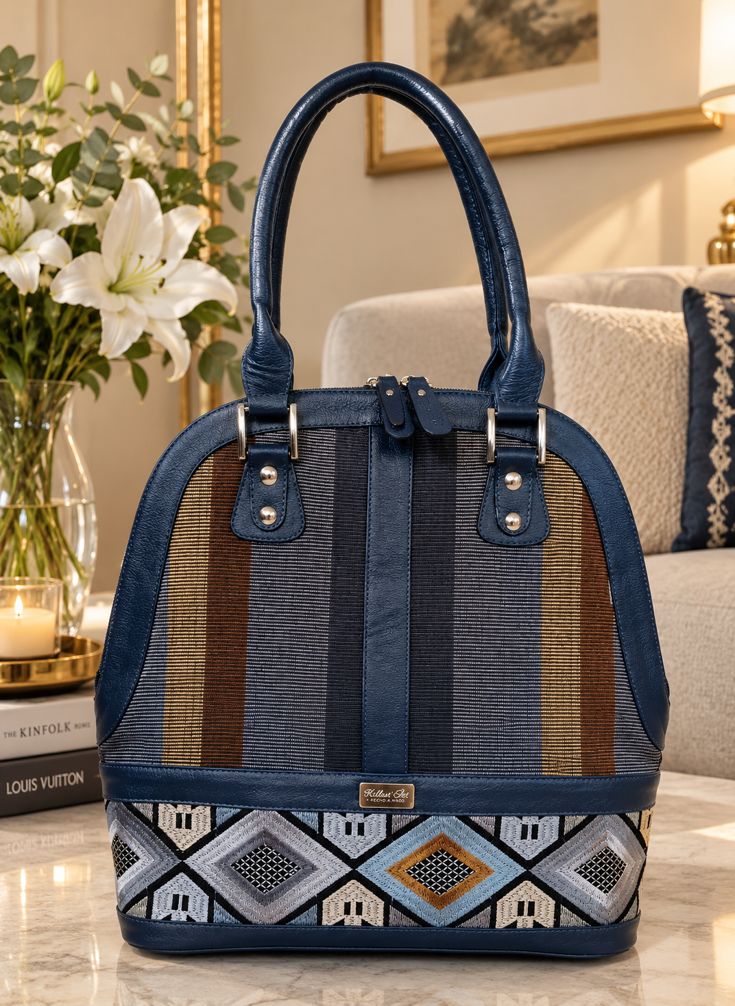 Bolso de cuero azul con tejido artesanal colombiano