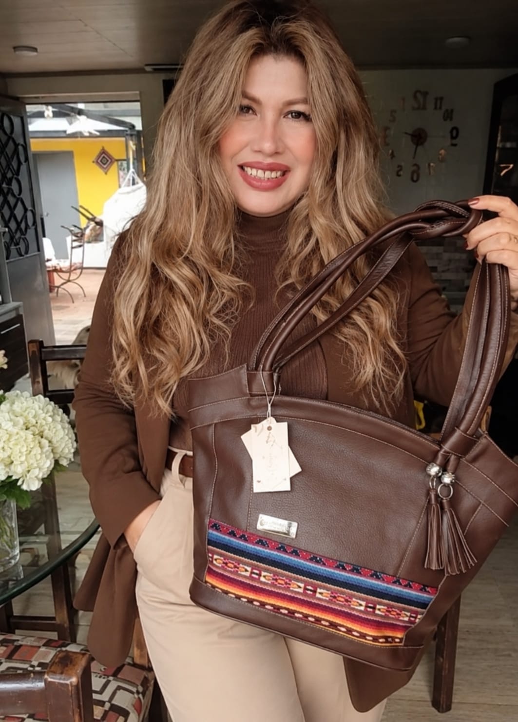 Bolso Grande de Cuero Vacuno con Tejido Peruano