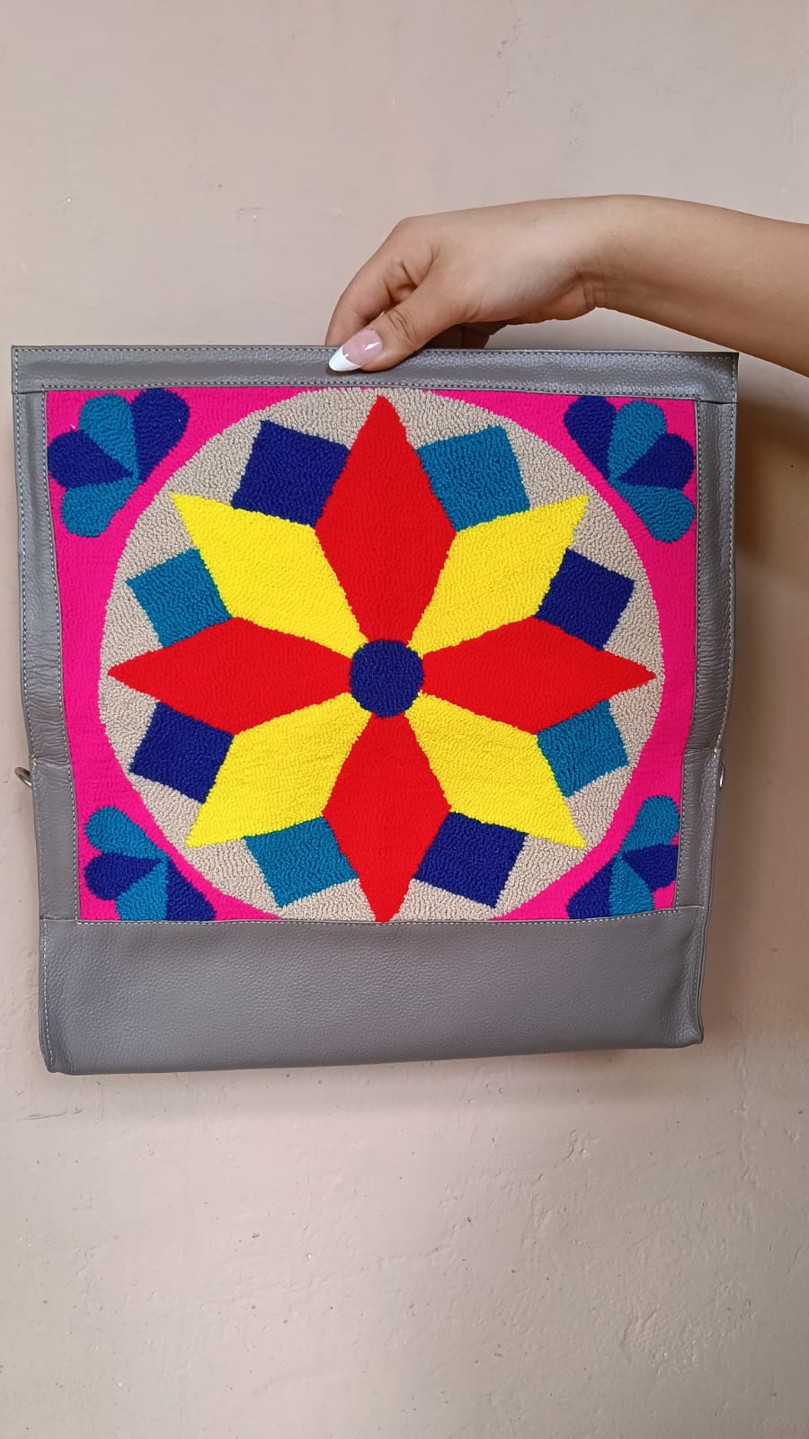 Bolso en Cuero Vacuno con Tapizado Wayuu - Imagen 2