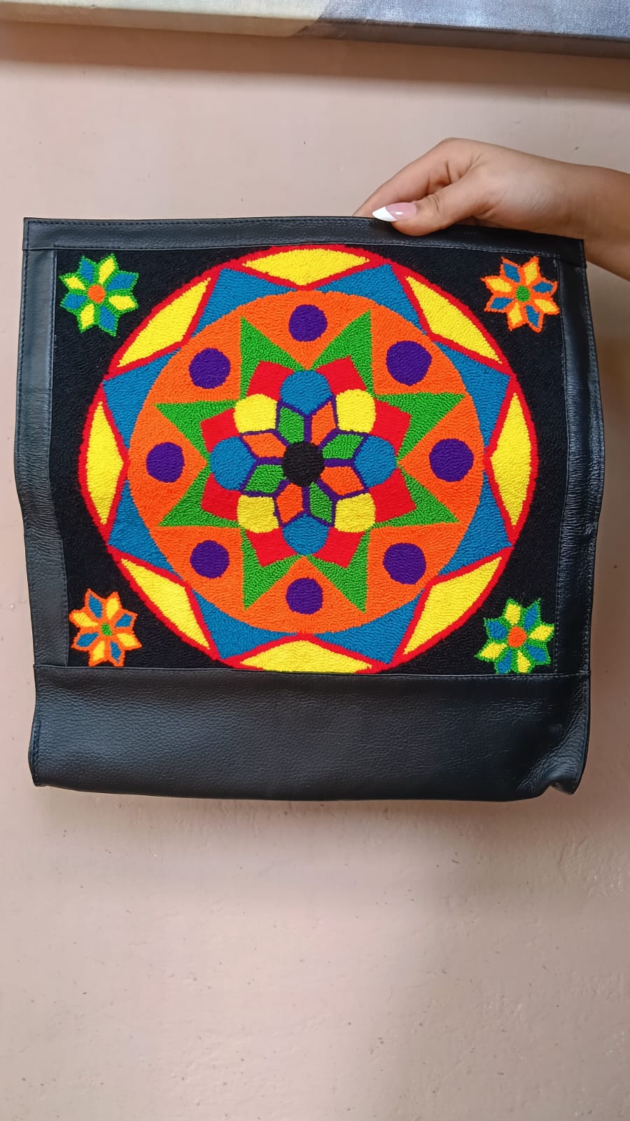 Bolso en Cuero Vacuno con Tapizado Wayuu - Imagen 2